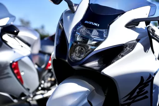 suzuki-hayabusa-white-colour-headlight-6nchp7uvos.jpg