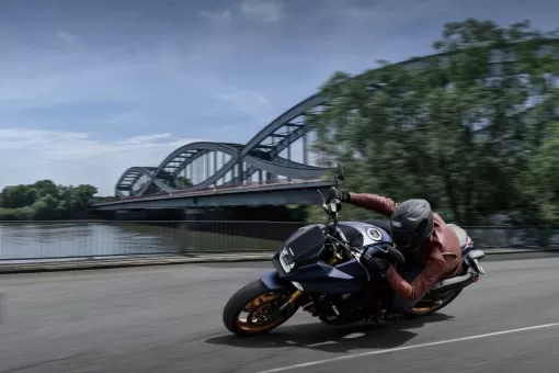 suzuki-katana-m2-action-2-uzbkj84nnv.jpg
